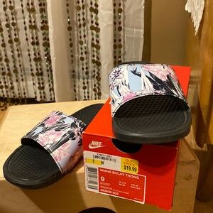 Nike woman’s Solay thong size 9